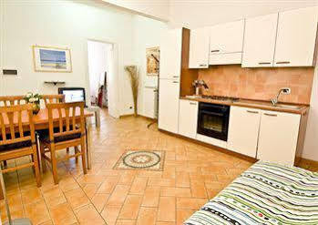 Old Town Apartments Рим Экстерьер фото